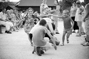 NA ROZSTAJNYCH DROGACH, zabawa w Momotach, fot. Mateusz Borny